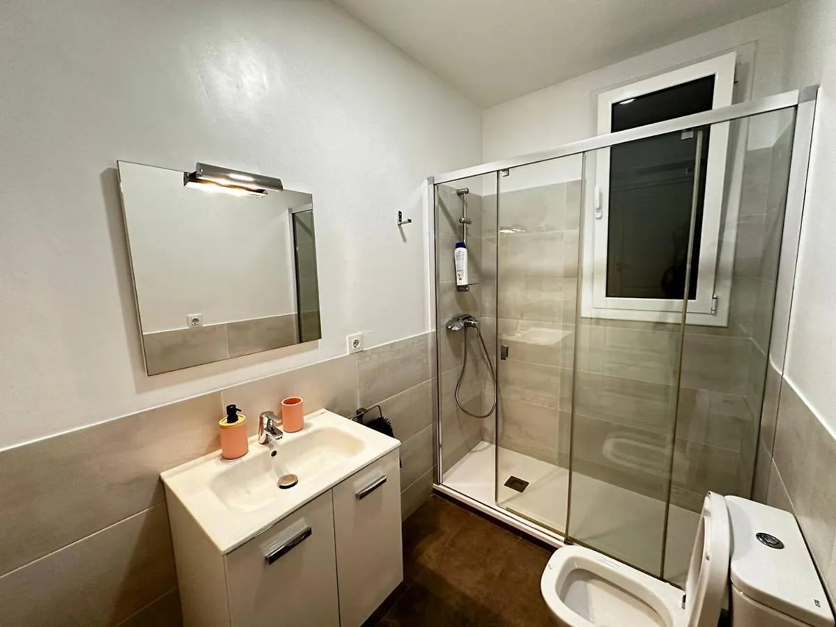 Rooms Nuevo Roger Barcelona Bed & Breakfast